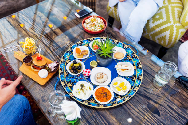 reunión en el café, una comida de amigos - turco de oriente medio fotografías e imágenes de stock