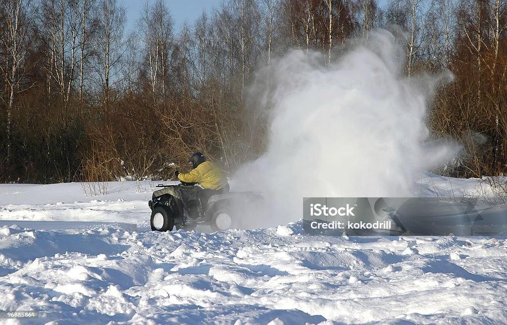 Wszystkie terenu pojazd w ruch w zimie - Zbiór zdjęć royalty-free (4x4)