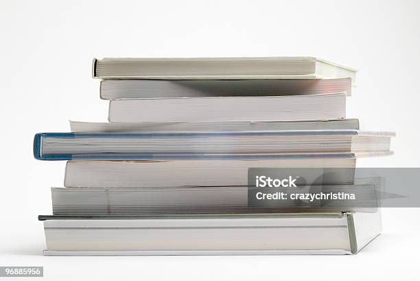 Pila De Libros Foto de stock y más banco de imágenes de Aprender - Aprender, Color - Tipo de imagen, Consejo