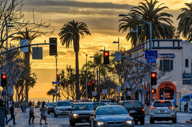 vista di santa monica, california, città e strada al tramonto. - motor vehicle outdoors crowd landscape foto e immagini stock