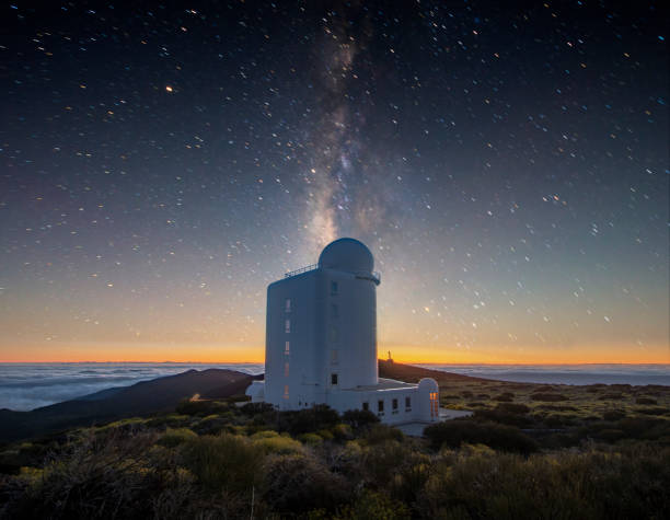 nacht, sternenklaren himmel über das astronomische observatorium in der vulkan-nationalpark teide auf teneriffa - pico de teide stock-fotos und bilder