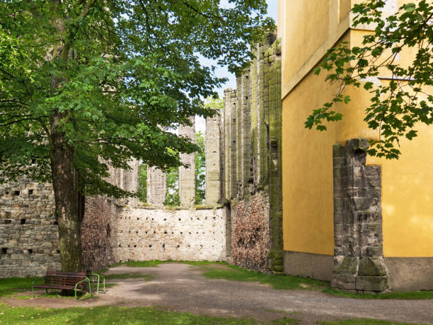 panensky tynec 村のゴシック様式の教会の遺跡。チェコ共和国。 - inside of indoors castle column ストックフォトと画像