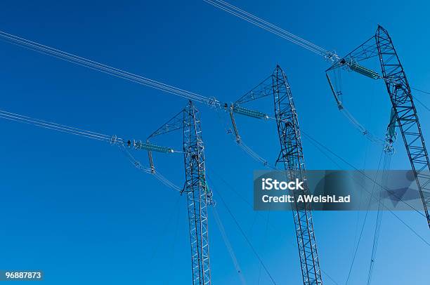 Drei Strommasten Stockfoto und mehr Bilder von Bauwerk - Bauwerk, Elektrizität, Farbbild