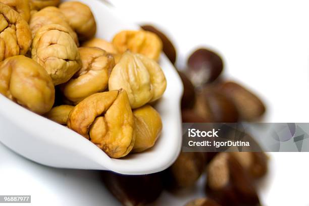 Foto de Castanha Assada Servida Em Uma Tigela e mais fotos de stock de Branco - Branco, Castanha, Comida