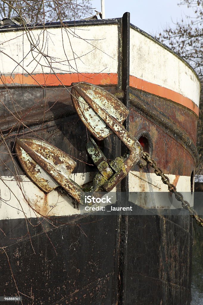 Ancla en una antigua barge - Foto de stock de Ancla - Parte del barco libre de derechos