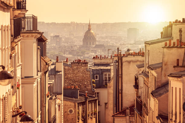 panorama de paris, vista a partir da colina de montmartre, em paris frança - paris france roof apartment aerial view - fotografias e filmes do acervo