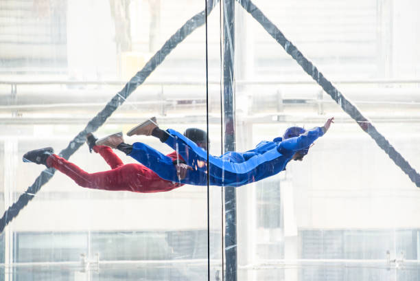 paracaidistas en interior túnel de viento, simulador de caída libre - freefall fotografías e imágenes de stock