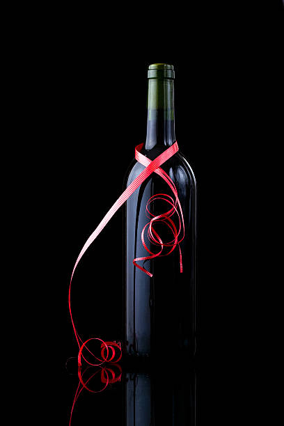 와인 1병 랩드 빨간색 리본상 스톡 사진