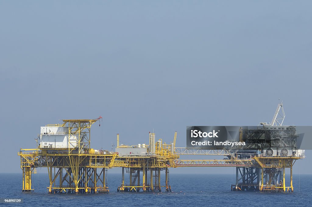 offshore Erdgas-Plattformen verknüpft - Lizenzfrei Bohrinsel Stock-Foto