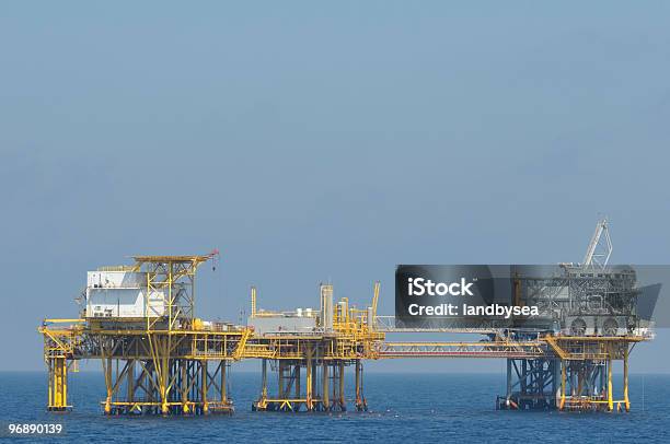 Offshore Erdgasplattformen Verknüpft Stockfoto und mehr Bilder von Bohrinsel - Bohrinsel, Erdgas, Energieindustrie