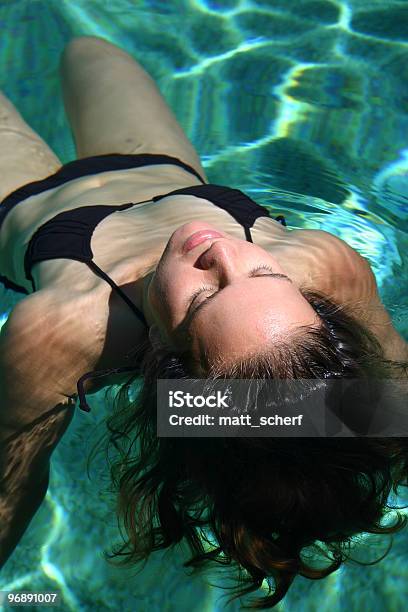 Aqua Stockfoto und mehr Bilder von Auf dem Wasser treiben - Auf dem Wasser treiben, Menschliches Haar, Attraktive Frau