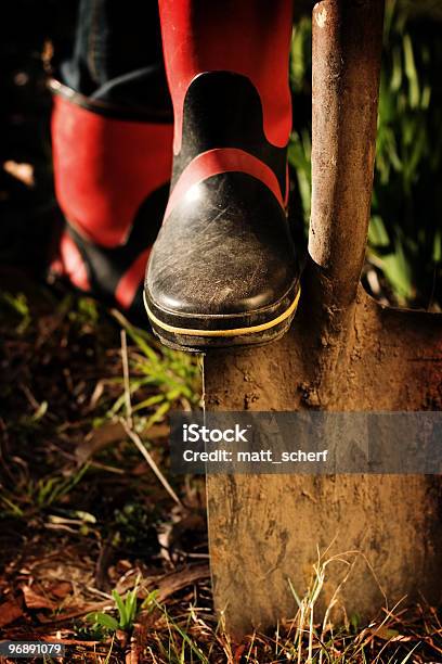 Photo libre de droit de Creuser Dans Le Jardin banque d'images et plus d'images libres de droit de Agriculture - Agriculture, Bottes, Bottes en caoutchouc