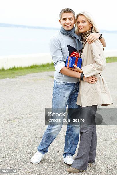 Foto de Casal Jovem Em Amor e mais fotos de stock de 20 Anos - 20 Anos, Abraçar, Adulto