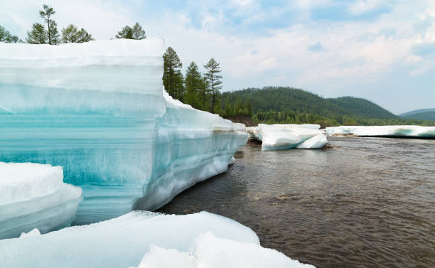 enormes bloques de hielo capas turquesa en el río - república de sakha fotografías e imágenes de stock