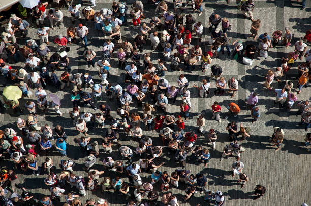 마을의 중심에 있는 광장에 있는 사람들의 군중. - prague czech republic high angle view aerial view 뉴스 사진 이미지