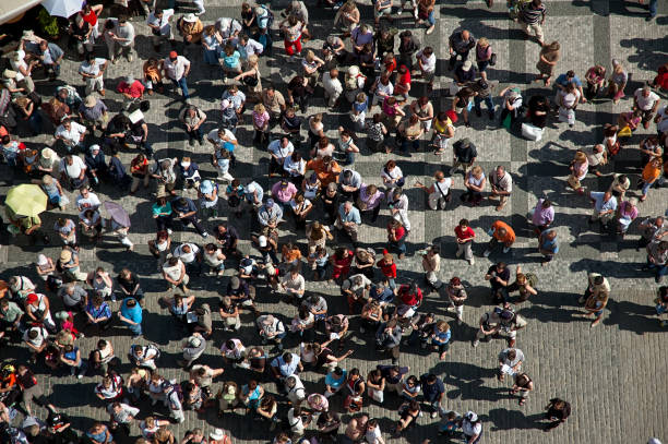 multidão de pessoas na praça no centro da cidade. - prague czech republic high angle view aerial view - fotografias e filmes do acervo