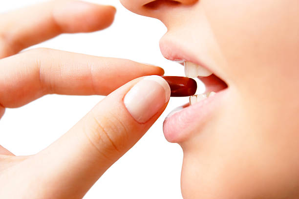 錠剤た。 - vitamin pill red pill capsule ストックフォトと画像