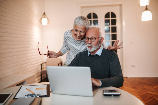 grandi notizie! - retirement senior adult finance couple foto e immagini stock