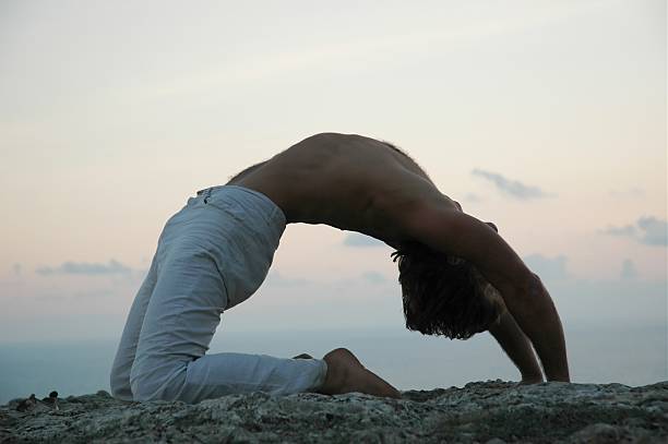 hatha-yoga: pont#2 - yoga men bridge bending over backwards photos et images de collection