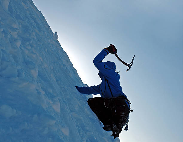 escalador de hielo - ice climbing fotografías e imágenes de stock