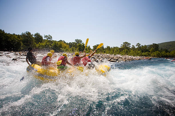 wildwasser-rafting - sports team sport rowing teamwork rafting stock-fotos und bilder