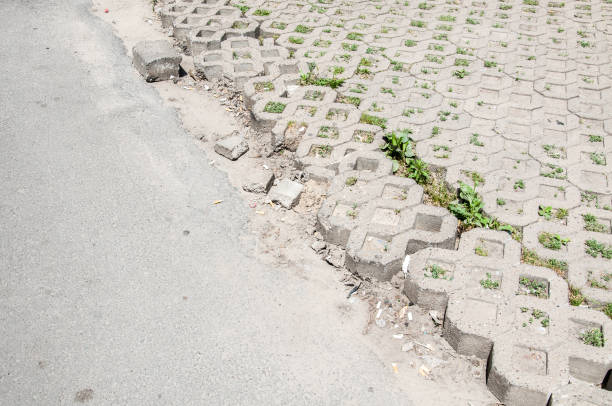 pavimento de tijolos e telhas de espaço de estacionamento danificados - pot hole parking lot hole asphalt - fotografias e filmes do acervo