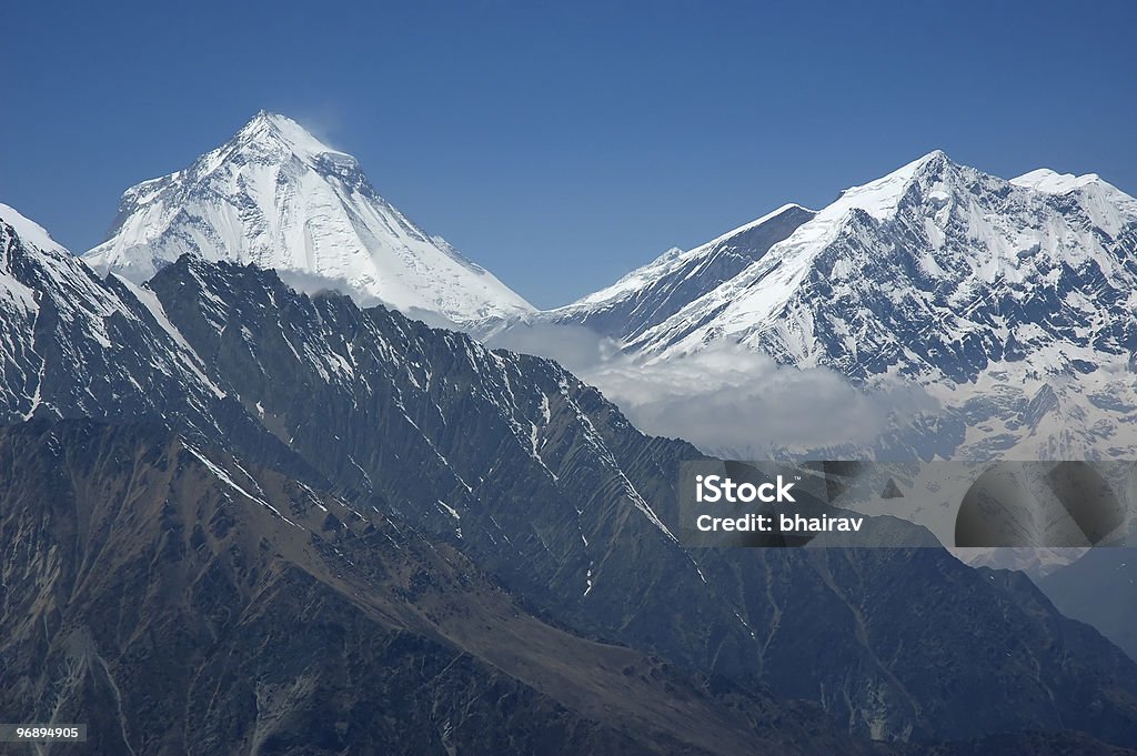 Dhaulagiri-Vista a la majestuosa montaña del Himalaya. 8, 167 metros/1.640 pies. - Foto de stock de Aire libre libre de derechos