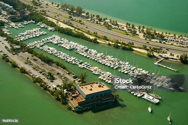 Barche A Marina - Fotografie stock e altre immagini di Ambientazione esterna - Ambientazione esterna, Bellezza naturale, Colore verde