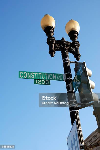 Sinal De Rua Washington - Fotografias de stock e mais imagens de Washington DC - Washington DC, Poste, Semáforo de Trânsito