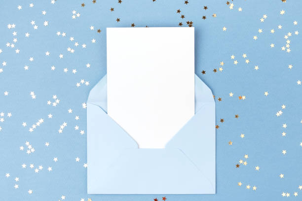 carta vuota in busta blu. - invitation letter envelope greeting card foto e immagini stock