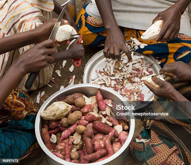 Przygotowując Obiad Z Słodkie Ziemniaki - zdjęcia stockowe i więcej obrazów Burundi - Afryka Wschodnia - Burundi - Afryka Wschodnia, Bużumbura, Gotować