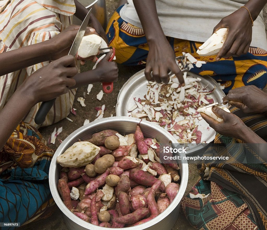 Preparar o almoço com batatas-doces - Royalty-free Bujumbura Foto de stock