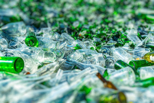 background of recycle pieces of broken glass - broken glass green shattered glass imagens e fotografias de stock