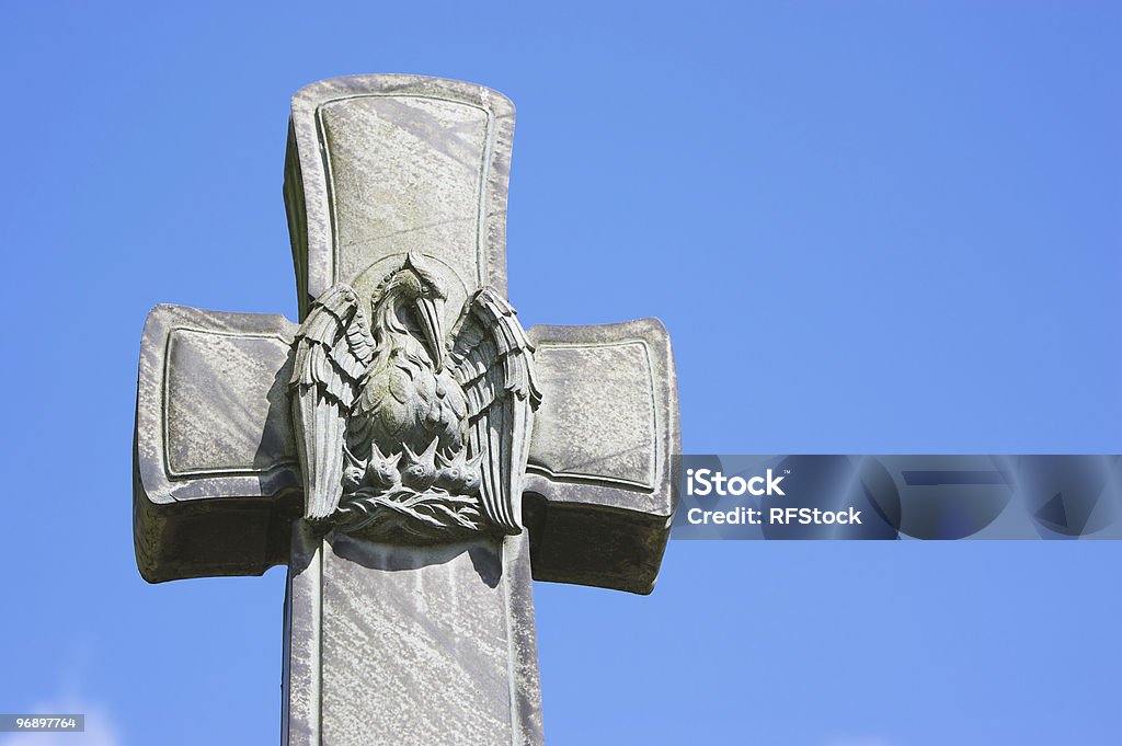 Die Gravestone Cross mit Skulptur von einer Adlerfütterung Küken im Nest - Lizenzfrei Adler Stock-Foto