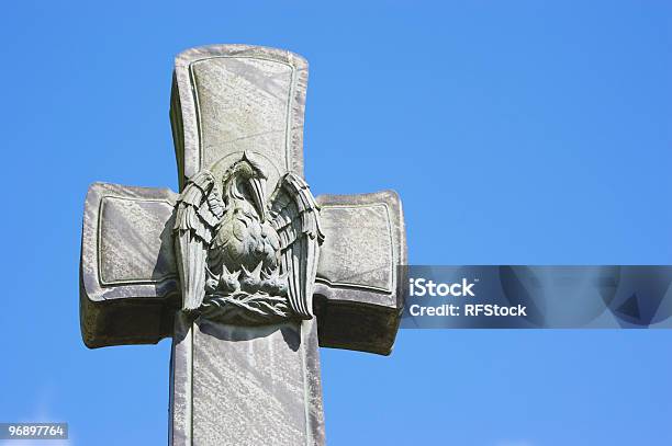 Die Gravestone Cross Mit Skulptur Von Einer Adlerfütterung Küken Im Nest Stockfoto und mehr Bilder von Adler