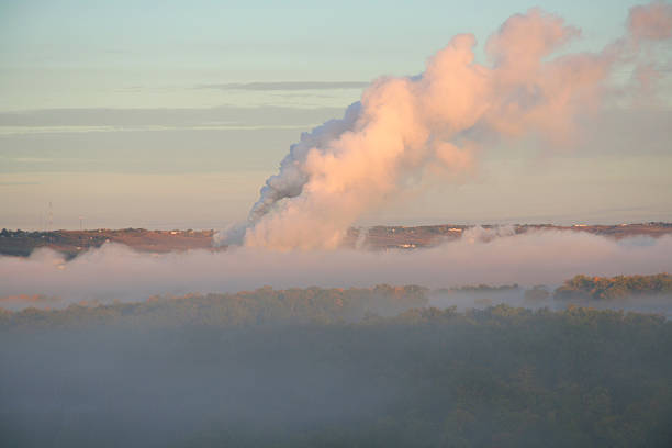 vapor en la mañana con niebla - north dakota fotografías e imágenes de stock