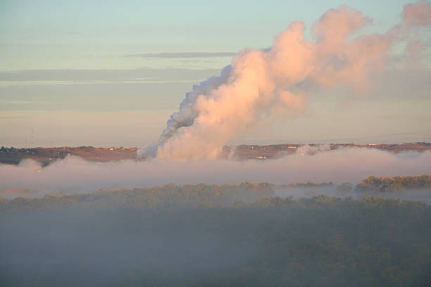 sauna a vapor em manhã com nevoeiro - north dakota - fotografias e filmes do acervo