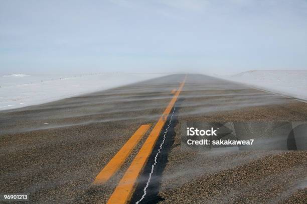 Foto de Highway Com Neve e mais fotos de stock de Passar - Passar, Passe de bola, Dakota do Norte