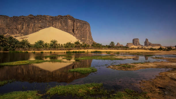 Anoa Oasis, Borkou region, Chad (Tchad) dune, reflections and spectacular rock towers chad central africa stock pictures, royalty-free photos & images