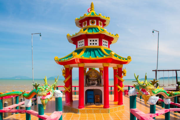 templo chinês colorido na cidade velha, koh lanta, krabi, tailândia - traditional culture dragon old asian culture - fotografias e filmes do acervo