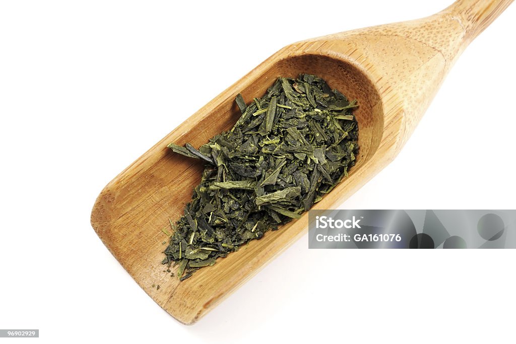 Du thé vert et de cuillère en bois - Photo de Feuilles de thé séchées libre de droits