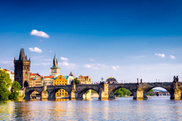 río vltava y el puente de carlos en praga - architecture blue bohemia built structure fotografías e imágenes de stock