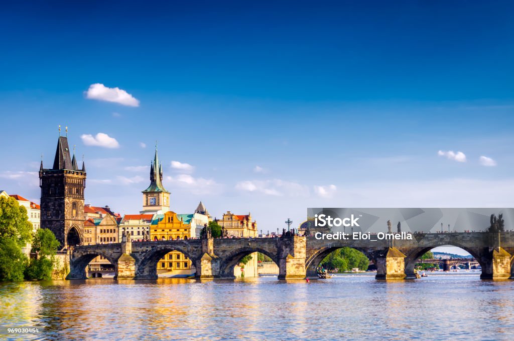 Rio Vltava e Ponte Carlos em Praga - Foto de stock de Praga royalty-free