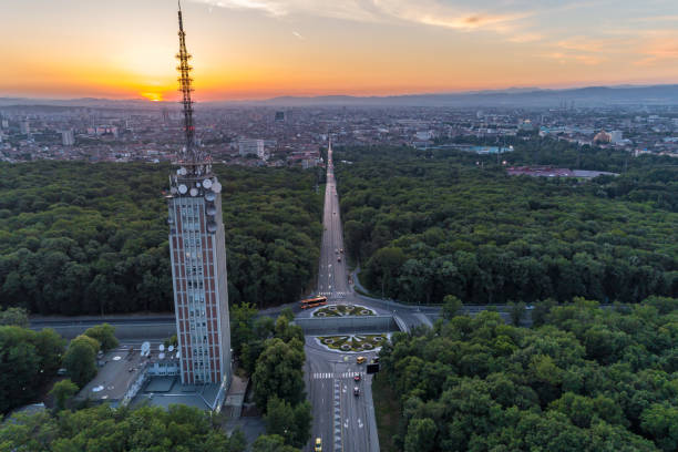 majestatyczny widok z lotu ptaka wieży komunikacyjnej i ronda podczas zachodu słońca w sofii, bułgaria - traffic circle audio zdjęcia i obrazy z banku zdjęć