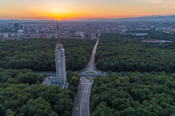 oszałamiający widok na krajobraz podczas zachodu słońca w sofii, bułgaria - traffic circle audio zdjęcia i obrazy z banku zdjęć