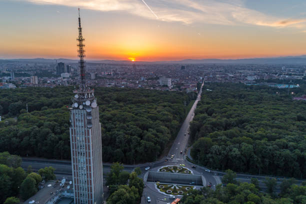 oszałamiający widok z lotu ptaka na wieżę radiową i rondo w sofii, bułgaria podczas zachodu słońca - traffic circle audio zdjęcia i obrazy z banku zdjęć