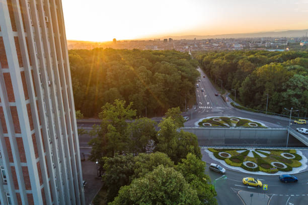 widok z lotu ptaka na rondo podczas wspaniałego zachodu słońca nad sofią, bułgaria - traffic circle audio zdjęcia i obrazy z banku zdjęć