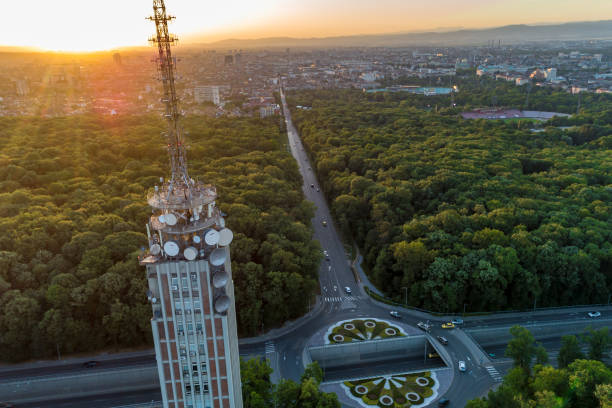 widok z lotu ptaka na wieżę radiową i rondo podczas wspaniałego zachodu słońca nad sofią, bułgaria - traffic circle audio zdjęcia i obrazy z banku zdjęć
