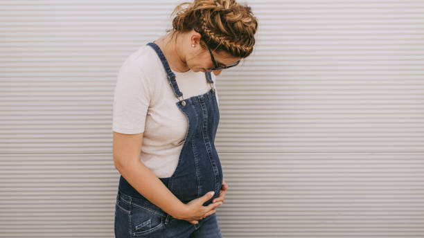 portrait d'une femme enceinte - salopette photos et images de collection
