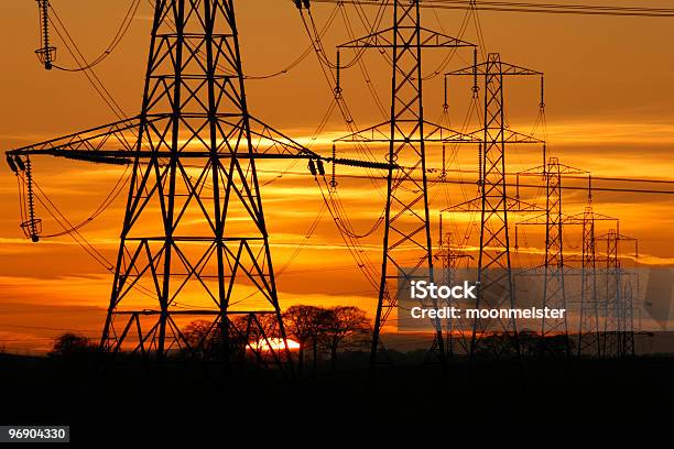 Pylon Potência - Fotografias de stock e mais imagens de Anoitecer - Anoitecer, Ao Ar Livre, Aquecimento Físico